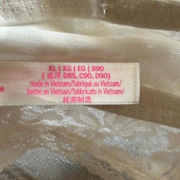 PINK Victoria's Secret Floral Lace Bralette in Cream - Picture 10 of 10